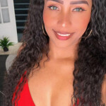 Soy el tipo de chica de la puerta de al lado que llama la atención por donde vaya My text also in English LAS ROZAS