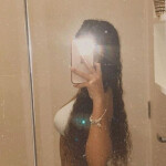 Latina morena con cuerpo de modelo