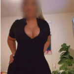 Mia - Soy Mia una mujer que despierta miradas y pensamientos lentos . Mi encanto latino fluye en cad