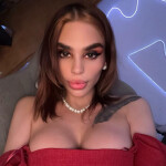 Ts hermosa joven y femenina . y virtual también realizó