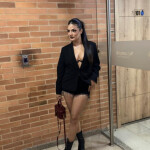 Extrovertida amable cariñosa