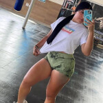 Una morena bomba llena de