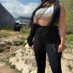 Hermosa latina en palma