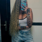 Y recien llegada - Soy una mujer de piel canela y una presencia que destaca por su elegancia y idad.