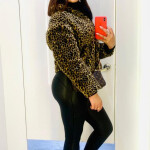 Latina Joven con Mirada Suave Y