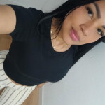 Morena extrovertida y