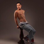 Jovencito latino majo de paso