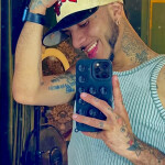 Chico latino piel canela tatuado super