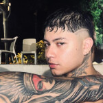 Jovencito latino atento y cariñoso