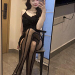 Elegante chica oriental cariñosa y muy atenta