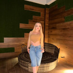 Hermosa rubia Klendy elegante y