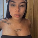 Morena latina pequeña y voluptuosa