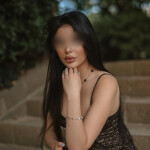 PRINCESA! - Ella es una joven española de belleza con cabello oscuro y una piel clara y radiante. Su