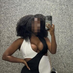 MUJER NEGRA ENCANTADORA EN SANTA CRUZ