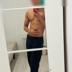Chico latino con cuerpo atlético para mujeres