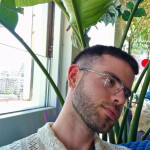 Joven latino masajista