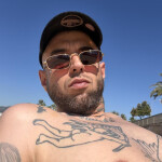 Chico - Hola me llamo izan soy español soy un hombre tranquilo y educado . Se mantener una buena con