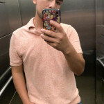 Chico latino recién llegado a la ciudad