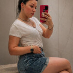 Angélica joven atractiva y muy