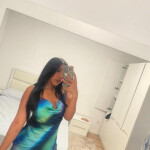 Chica morena acaba de llegar al país con ganas de divertirse