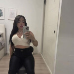 Sara - Morena colombiana de sonrisa cálida y mirada . Piel canela suave cabello negro largo y figura