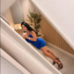 Scort lucy en amarilla golf