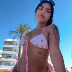 Hermosa y jovencita llegando a tu isla