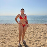 Y - Dulce y elegante. Una mujer con encanto buena conversación y una energía especial. femenina y co