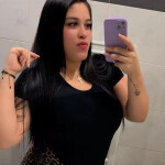 Mujer curvi coqueta y divertida