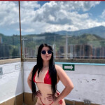 Ximena - La luz tenue parece sobre mi piel clara y de porcelana resaltando la suavidad de mi contorn