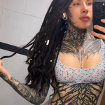 EN ISLA CHICA BRUNA LA CHICA TATUADA Y REBELDE QUE ENCENDERÁ TODOS TUS SENTIDOS
