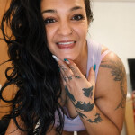Madurita tatuada coche videollamadas WhatsApp