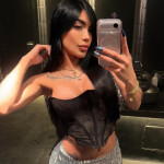 Perla elegante mujer pelo negro