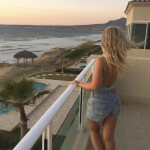Rubia preciosa y delicada