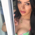 Daniela Andrade... guapa y femenina sola en casa