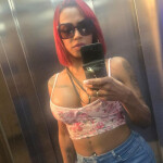 Peliroja tatuada morena voluptuosa