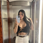 Hermosa y femenina Trans