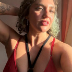 Tina tu Diosa curvilínea disponible para hacerte vibrar VIRTUAL