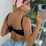 Hermosa jovencita real cariñosa
