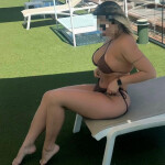 Layla Novedad - Una rubia lujosa alta de piel bronceada y una sonrisa encantadora haciendo que cada