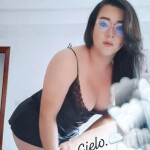 Latina morena de buenas curvas