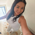 Latina morena en Nerja lista para desplazamiento
