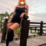 Y dulce - Ella no necesita decir mucho para encender la curiosidad — una mirada una sonrisa ladeada