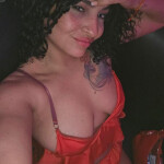 Mia - Hola chicos mi nombre es Mia una chica recién llegada a Barcelona muy hermosa y súper alegre.
