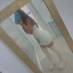 Chica joven extrovertida
