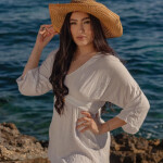 JOVENCITA HERMOSA RECIEN LLEGADA A LA ISLA