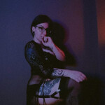 Escort joven y tatuada
