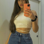 Linda chica atractiva ofrece a chicos