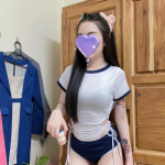 Chicas nuevas preciosas compartiendo alguna de estas actividades .