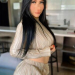 Hermosa morena muy completa
